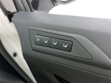 シートメモリー機能装備付きです。シートの位置をそれぞれ記憶しておく事ができるので、ご家族や、複数の方で車を乗られるオーナー様には、便利な機能です。