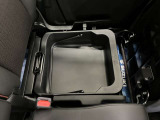 【シートアンダーボックス】助手席下には持ち運び可能な収納ボックスが装備されています。車検証ケースや靴などが収納できます。