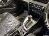 操作しやすいATシフトです♪シフトチェンジを気にしなくていいので運転だけに集中できますね!自然と手に届くところにある、手になじむ形状のシフトノブがいいですね♪