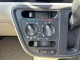 シンプルで分かりやすいマニュアルエアコンを装備!運転中でも操作がしやすい!