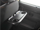 ◆シートバックテーブル◆フロントシートの背面に後席用のテーブルがついています。小物が置けて!カップホルダーもあります、ドライブ中や休憩時にも便利なテーブルです。