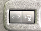 【パワーバックドア】スマートキーや運転席のボタンを押すだけでリアゲートが自動で開閉します!荷物を持っている時や、高い位置にあるバックドアを閉める際に便利な機能です♪