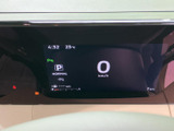 速度やシフト位置などの情報が画面に整理され、運転中に必要な状況を確認しやすい表示です。見やすいデジタル表示で、日々の運転をサポートしてくれます。