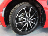 タイヤサイズは215/45R17。純正アルミにオールシーズンタイヤが装着されております。