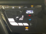 【オートエアコン】一度お好みの温度に設定すれば、車内の温度を検知し風量や温度を自動で調整。暑い&hellip;寒い&hellip;と何度もスイッチ操作をする必要はありません。快適な車内空間には必須の機能ですね♪