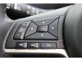 各種のコントロールスイッチが内蔵され、運転に集中できるステアリング。革巻き素材と造形が手にしっくり馴染みます。