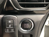 エンジンスタートスイッチです。キーが車内にあれば、エンジンの始動や停止はスイッチを押すだけ!キーを取り出す手間を省き、ワンプッシュで操作できるので簡単でスムーズです。