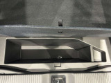 荷室には便利な床下収納もあります。