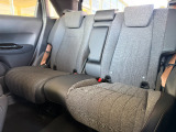 2列目にご乗車の方もゆったり足が組める驚きの広さです。