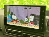 画面でテレビ映像を楽しめる装備です。停車中の待ち時間などに映像を視聴でき、音楽や電話などのメニューも備わるため、車内での過ごし方の幅が広がります。