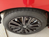純正アルミホイールです。足元が引き立つので、車全体のイメージがアップしますよ!