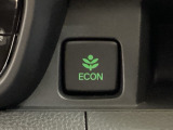 ECON モードをON にするとアクセルペダルの動きに対するエンジンの反応とエアコンの制御を切り換えることで、燃費のいい運転をするドライバーがペダルを踏んだ時と同じようにエンジンを制御します。