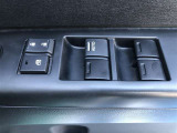 パワーウィンドは今や当たり前の機能ですが、無いと困る機能です。運転席からの操作で、全席の窓を振るオープンにしたり、フルクローズが可能です。