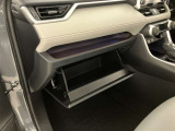 グローブボックスは余裕のある広さです!メンテナンスノートや車検証、ちょっとしたメモと筆記用具等を入れておくとあればもしもの時にも便利ですね。