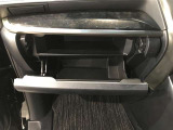 グローブボックス。