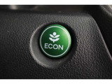 エンジンやエアコンといったクルマ全体の動きを燃費優先で自動制御するECONモード。空調など快適性を優先したいときはスイッチを押してOFFにできます。
