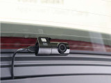 スーパーナイトビジョン2.0をリアカメラにも搭載。夜間走行や暗い駐車場などの低照度環境でも鮮明な映像で録画することができます。スマートフォンとPCで映像を確認できます。安心の純正品です。