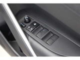スイッチ一つで窓を開け閉めできるパワーウィンドウスイッチです。