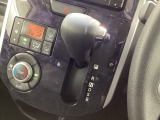 インパネシフトを採用しているので、前席の足元も広々としています。運転席と助手席の行き来もスムーズです!