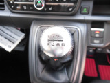 6MT車には、S2000ベースのディンプルレザーを使用した本革巻MTシフトノブを採用し、操る楽しさをいっそう高めています。