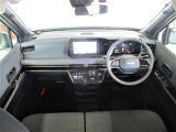 ■黒を基調としたスタイリッシュなデザインの運転席です。衝突被害軽減ブレーキ、レーンキープアシストなどの安心装備付き!