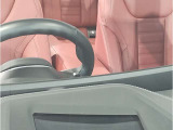 【ヘッドアップディスプレイ】現在の車速表示や目的地へのルート案内やメディア関連のリストを表示する事が可能です。視線移動を減らす事によりドライブに集中して頂けます。