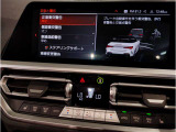 【ドライバーコックピット】人間工学に基づきドライバー中心にすべての操作パネルを設計。ドライバーが直感的に操作できる様にドライバー側にわずかに傾斜。常に運転に最適な姿勢/視線を保つ事が出来ます!