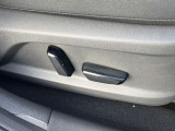 お好みのポジションが簡単に見つかる。運転席パワーシート