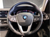 BMWのステアリングはドライバーと車体が一体感に感じれるような操作性を実現しております。また、握りやすさや操作性を向上するためにスイッチ類も配置されております。