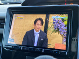 テレビ番組を画面で楽しめる装備を備えています。お出かけ先での休憩時間など、停車中に映像を視聴したい場面で便利です。画面表示も見やすく、車内で過ごすひとときを充実させてくれるうれしい機能です。