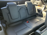 3列目にも座席とヘッドレストが備わり、乗車人数に合わせた使い分けができます。後方の窓から光が入り、同乗者が過ごす空間としても活用しやすいレイアウトです。