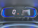 視認性の高いメーターで、運転状況をしっかり把握。必要な情報を一目で確認でき、安全運転をサポートします。