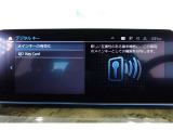 クルマの頭脳ともいえる、管理システム、iDrive。ナビだけではなく、オーディオ操作や車両情報の表示などをコントロールできます。便利さと安全性の向上にも繋がっています。