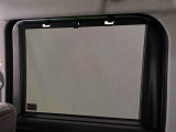 後席にお乗りの方が眩しくないように日差しを軽減する格納式リヤドアサンシェードが付いてます