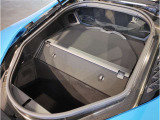 BMWではスペアタイヤが非搭載となるため、スペースは拡大されており、収納スペースとして利用可能。トランクの下にも収納スペースがあり、意外と役に立つスペースでございます。