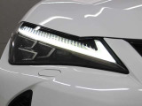 LEDヘッドランプにはアダプティブハイビームシステム「AHS」を採用。光検出カメラで車両検出をし、先行車や対向車に直接ハイビームを当てないように部分遮光します。