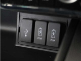 ◆USB接続端子◆スマホやiPodなどを接続して、いつもの音楽を車内でもお楽しみいただけます♪