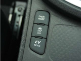 ◆EVスイッチ◆静かに走りたい時に。ONにするとバッテリーからの電力を使い、モーターだけで走行。住宅街の走行でエンジン音を控えたい時などに便利です♪