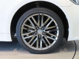 純正のアルミホイール装着車です。タイヤサイズは225/45R18です。