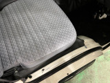 痛みの出やすい運転席シートの角、フロアマット、座面、ともに良好です