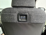 運転席のシートバックにUSB端子があります。スマートフォンなどの充電が可能です。