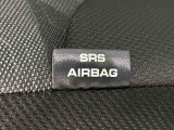車両側方からの衝撃を緩和するSRSサイドエアバッグ(運転席/助手席)が付いてます