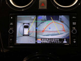 パノラミックビューモニター付きです。車両を上から見たような映像をディスプレイオーディオ画面に表示。運転席からの目視だけでは見にくい、車両周辺の状況をリアルタイムでしっかり確認できます。