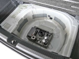 トランクにはスペアータイヤが無い代わりにエマージェンシパンク修理キットを搭載しています。