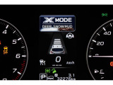 X-MODEは路面に応じてモードを選択するだけで4輪の駆動力やブレーキなどを最適にコントロール。悪路からのスムーズな脱出をサポートします。