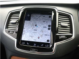 9インチのタッチスクリーン式センターディスプレイは直感的な操作性を実現。手袋を着用したまま扱えるほど応答性に優れ、映り込みを抑える特殊コートにより外光の影響は最小限に抑えられています。
