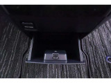 センターロアーボックスの処に小物など置けます!アクセサリー電源ソケットも付いてます!