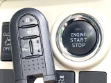 【キーフリーシステム】カバンやポケットに入れたままでもドアの施錠・解錠が可能なスマートキーを装備。エンジンのオン・オフ時もカギを取り出す必要が無いからとっても便利です♪