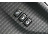 運転席のシートポジション(前後スライド、座面の上下・前後角度、リクライニング角度など)に加え、左右のドアミラーの角度も記憶させることができます。