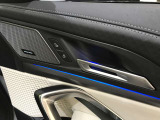 BMWのドアを閉めた時の重厚感は所有者様の満足度を高めてくれます。